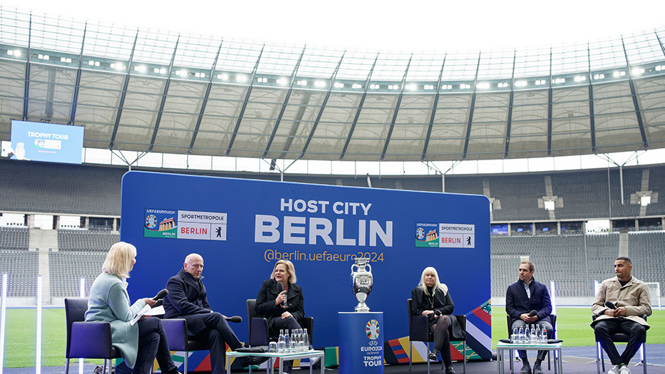 51 Tage bis zur Fußball-Europameisterschaft: Sportministerin Faeser besucht Berliner Olympiastadion