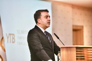 YTB BAŞKANI TURUS: „SOYDAŞIMIZIN İRADESİNİ YOK SAYAN ATAMA, DEMOKRASİ VE HUKUKLA BAĞDAŞMAZ“