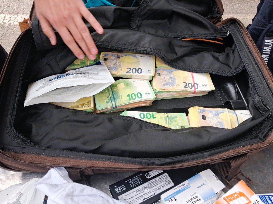 SIRBİSTAN-BULGARİSTAN SINIRINDA 374.000 EURO KAÇAK NAKİT ELE GEÇİRİLDİ