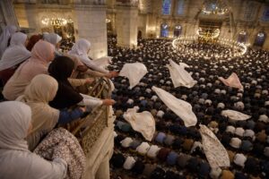 KADİR GECESİ’NDE FATİH CAMİİ’NDE ANLAMLI PROTESTO: KADINLARDAN AKSA İÇİN SESSİZ ÇIĞLIK