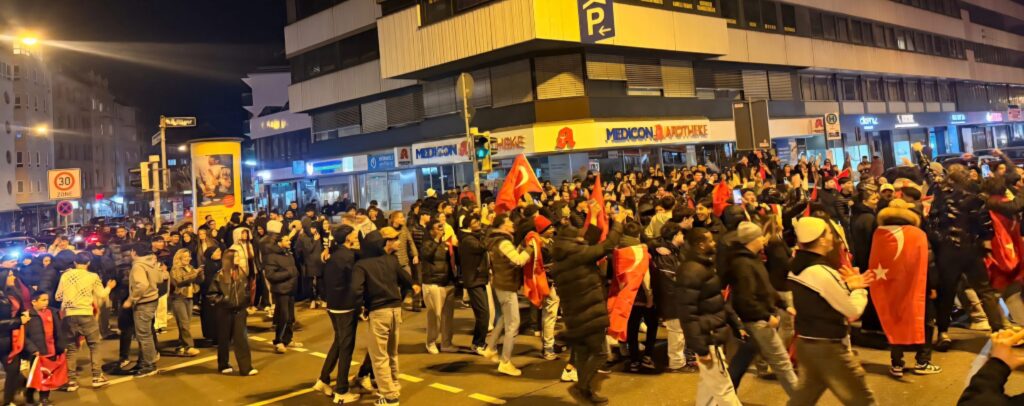 NÜRNBERG’DE MİLLİ COŞKU: GURBETÇİLER SOKAKLARA DÖKÜLDÜ