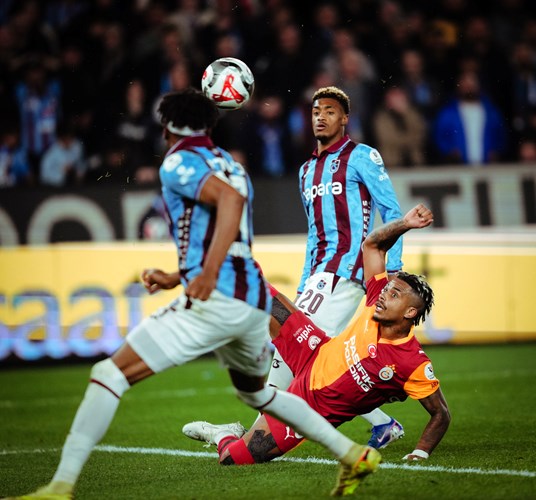 TRABZONSPOR DERBİYİ KAZANDI, ZİRVE YARIŞI KARIŞTI