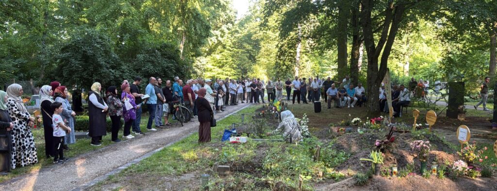 NÜRNBERG’DE GELENEKSEL KABİR ZİYARETİNE YOĞUN KATILIM