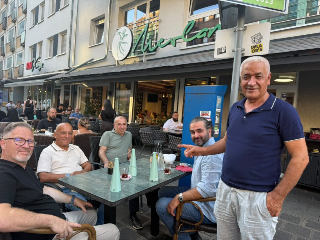Arılara karşı basit ama etkili çözüm: Masalara pervane koydu