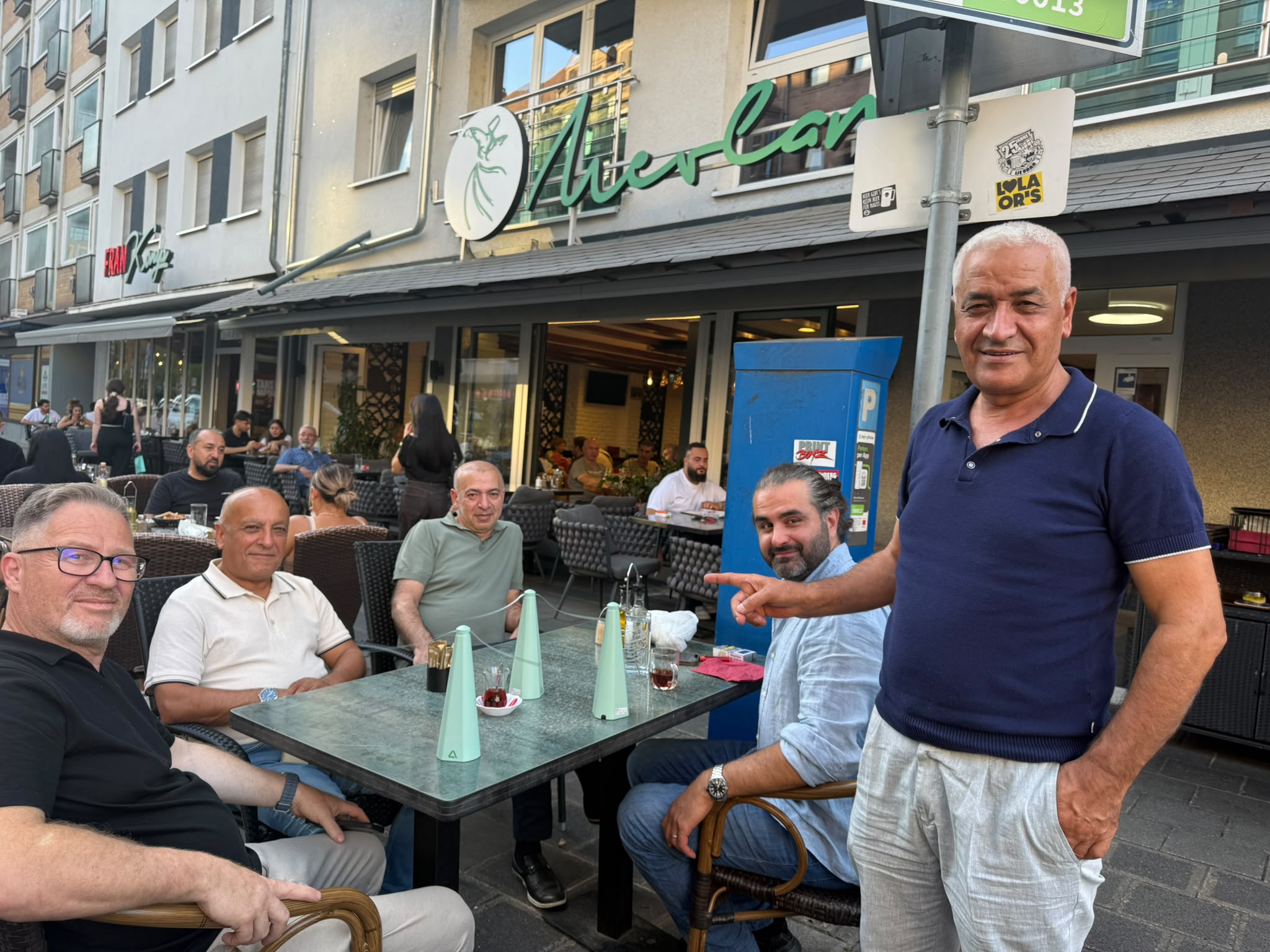 Arılara karşı basit ama etkili çözüm: Masalara pervane koydu